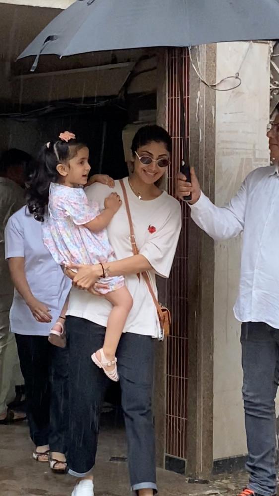 shilpa-shetty-spotted-with-her-daughter